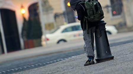 In Brandenburg haben im vergangenen Jahr tausende Schüler regelmäßig den Unterricht geschwänzt. (Symbolbild) / Foto: Arno Burgi/dpa-Zentralbild/dpa