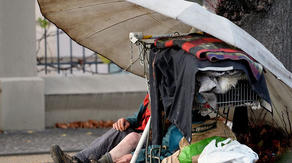 Um die 100 Obdachlose leben in Potsdam. (Archivbild) / Foto: Ralf Hirschberger/dpa-Zentralbild/dpa