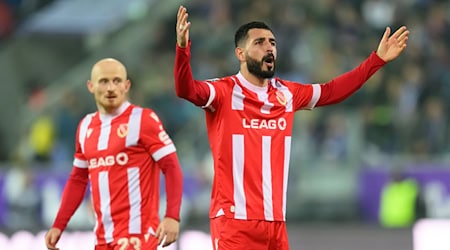 Tolcay Cigerci (r) und Maximilian Krauß mussten nach acht Spielen wieder eine Niederlage hinnehmen. / Foto: Robert Michael/dpa/ZB