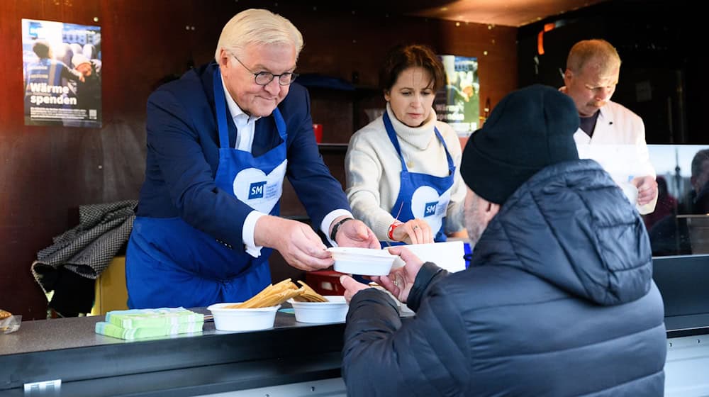  Frank-Walter Steinmeier (l) wünschte den Menschen einen guten Appetit. / Foto: Bernd von Jutrczenka/dpa