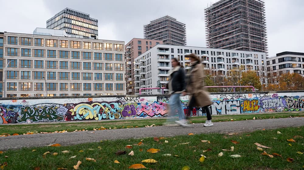 An der East Side Galerie am Ostbahnhof prangen bis heute aufwendige Kunstwerke auf dem Beton, inzwischen mehrfach saniert. / Foto: Sebastian Gollnow/dpa