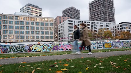 An der East Side Galerie am Ostbahnhof prangen bis heute aufwendige Kunstwerke auf dem Beton, inzwischen mehrfach saniert. / Foto: Sebastian Gollnow/dpa