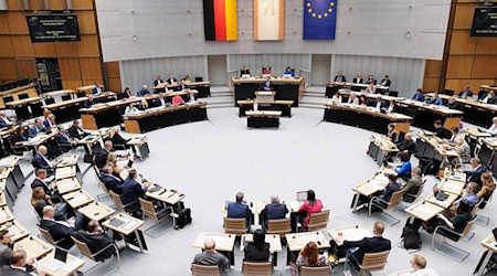 Die Mitglieder des Berliner Abgeordnetenhauses beginnen die Plenarsitzung am Donnerstag mit einer Feierstunde zum 35. Mauerfalljubiläum. (Archivbild)  / Foto: Carsten Koall/dpa