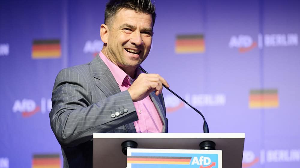 Arne Raue, bisher parteiloser Bürgermeister der Stadt Jüterbog, tritt in die AfD ein. Sympathien für die Partei hatte er schon gezeigt, wie hier bei einem Grußwort beim Landesparteitag der Berliner AfD in seiner Stadt im Oktober. (Archivbild) / Foto: Annette Riedl/dpa