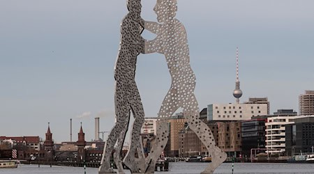 Die Aktivisten verhüllten den «Molecule Man» in Berlin mit einem Transparent. (Archivbild)  / Foto: Paul Zinken/dpa