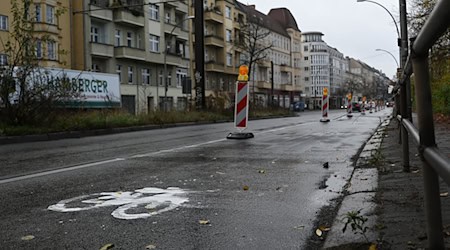 Aktivisten der Gruppe «Sand im Getriebe» haben auf der Berliner Allee symbolisch einen Pop-up-Radweg angelegt. / Foto: Markus Lenhardt/dpa