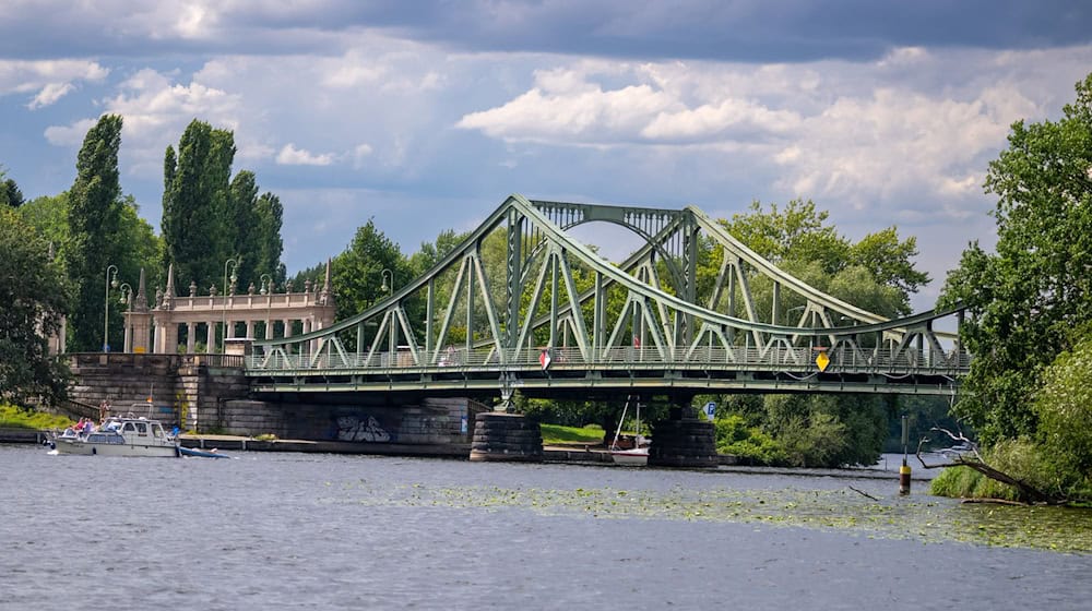 Die Glienicker Brücke zwischen Berlin und Potsdam ist ein Symbol der deutschen Teilung. Vor 35 Jahren, am 10. November 1989, gingen dort die Schlagbäume auf. (Archivbild) / Foto: Monika Skolimowska/dpa