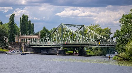 Die Glienicker Brücke zwischen Berlin und Potsdam ist ein Symbol der deutschen Teilung. Vor 35 Jahren, am 10. November 1989, gingen dort die Schlagbäume auf. (Archivbild) / Foto: Monika Skolimowska/dpa