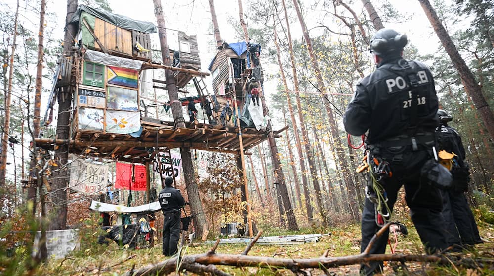 Höhenretter der Polizei holen Umweltaktivisten im Tesla-Protestcamp von Baumhäusern. / Foto: Sebastian Christoph Gollnow/dpa