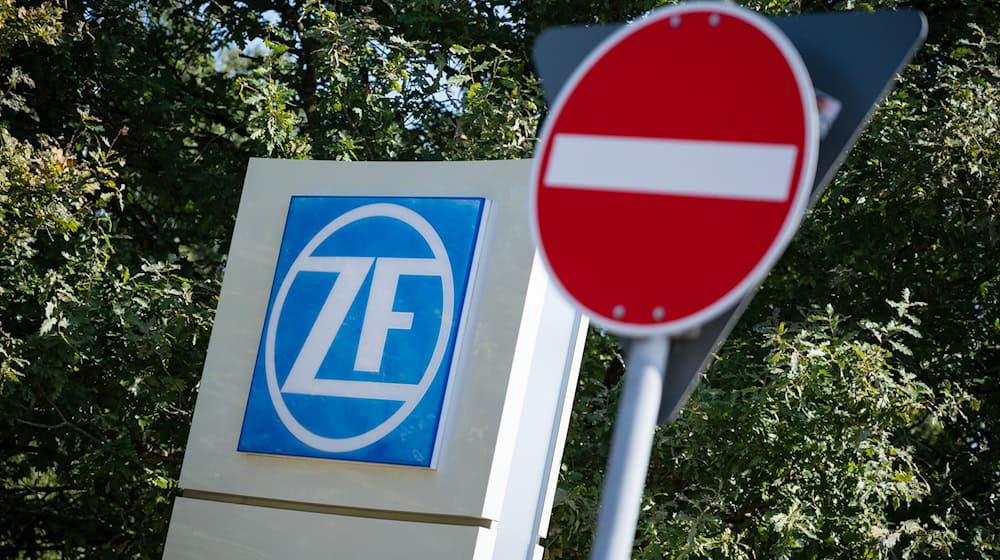 Der Autozulieferer ZF ist auf Schrumpfkurs: Auch auf den Standort in Brandenburg an der Havel trifft der geplante Stellenabbau stark. (Archivbild) / Foto: Oliver Dietze/dpa