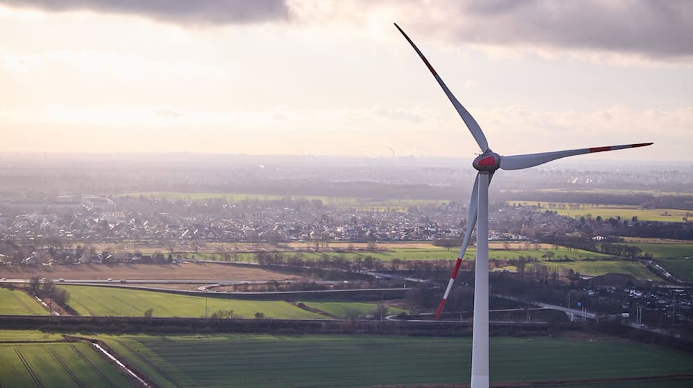 Im Industrie- und Gewerbegebiet Buchholz Nord soll die Energie mit Wind und Sonne erzeugt werden. (Archivbild) / Foto: Annette Riedl/dpa