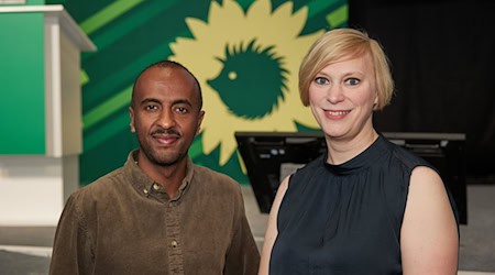 Die Grünen-Vorsitzenden Philmon Ghirmai und Nina Stahr sprechen beim Landesparteitag am Samstag zu den Delegierten. (Archivbild) / Foto: Joerg Carstensen/dpa