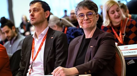 Die SPD hängt noch am 29-Euro-Ticket. Hier sind Berlins SPD Vorsitzende Martin Hikel (l) und Nicola Böcker-Giannini (r) zu sehen.  / Foto: Fabian Sommer/dpa