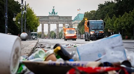 Die Straßenreinigung und Müllabfuhr in Berlin wird ab dem kommenden Jahr teurer. (Archivbild) / Foto: Christoph Soeder/dpa