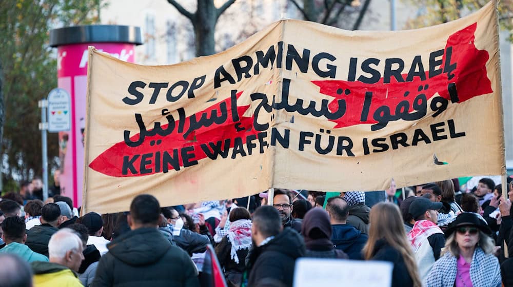 Die Teilnehmer protestierten gegen Waffenlieferungen an Israel. / Foto: Christophe Gateau/dpa