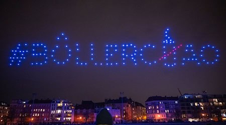 Bereits 2023 hatte die Deutsche Umwelthilfe mit einer Drohnenshow Alternativen zum Silvester-Feuerwerk gezeigt. (Archivbild) / Foto: Monika Skolimowska/dpa