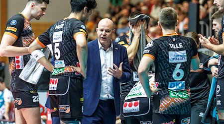 BR Volleys-Trainer Joel Banks verlangt von seinem Team einen Sieg im Pokal-Achtelfinale / Foto: Andreas Gora/dpa