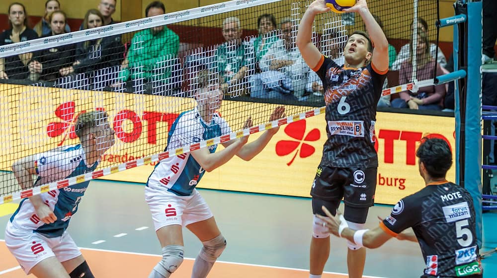 Johannes Tille von den Berlin Volleys stellt seinem Teamkollegen Nehemiah Mote (r) den Ball zu. / Foto: Andreas Gora/dpa