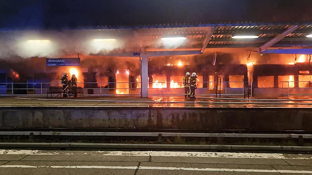 Einsatzkräfte der Feuerwehr löschen den Brand eines Zuges im S-Bahnhof Ahrensfelde. / Foto: Dominik Totaro/dpa