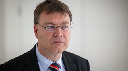 Der Brandenburger BSW-Landtagsabgeordnete Sven Hornauf droht mit fehlender Unterstützung bei der möglichen Wahl von SPD-Ministerpräsident Dietmar Woidke. (Archivbild) / Foto: Soeren Stache/dpa