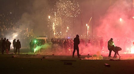 Beim Verbrennen von Feuerwerkskörpern wird Feinstaub freigesetzt (Archivbild). / Foto: Thomas Frey/dpa