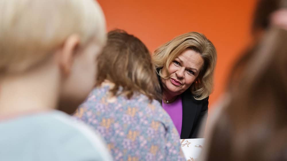 Nancy Faeser liest Berliner Kindern vor. / Foto: Hannes Albert/dpa