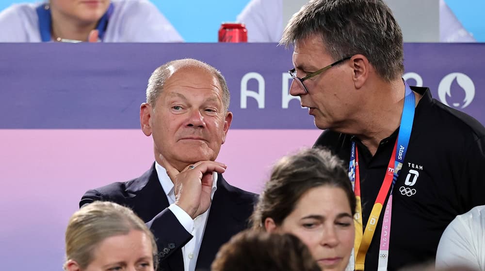 Bundeskanzler Olaf Scholz (l.) begrüßt das geplante Sportfördergesetz. / Foto: Rolf Vennenbernd/dpa