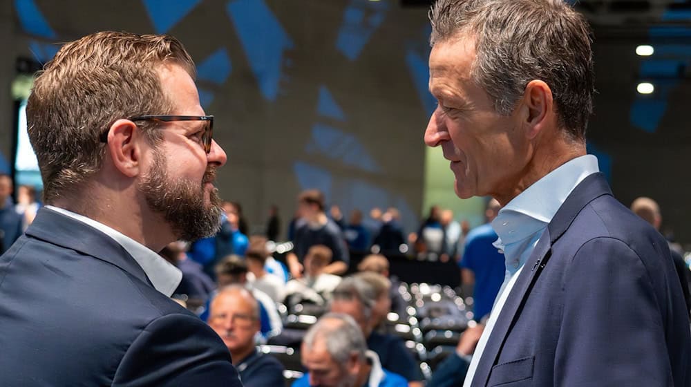 Herthas Interimspräsident Fabian Drescher (l.) und Geschäftsführer Thomas Herrich (r.) konnte positive Zahlen verkünden. / Foto: Soeren Stache/dpa