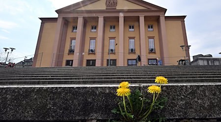 Heute befinden sich im «Haus der Geschichte» in Suhl unter anderem das Stadtarchiv und das Magazin des Waffenmuseums. Vom 1950er Jahre erbauten Kulturhaus "7. Oktober“ existiert nur noch das unter Denkmalschutz stehende Portal. / Foto: Martin Schutt/dpa