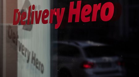 Unter der Marke Talabat liefert Delivery Hero in den Vereinigten Arabischen Emiraten, im Nahen Osten und in Nordafrika Essen und Alltagsgegenstände aus. (Archivbild) / Foto: Paul Zinken/dpa