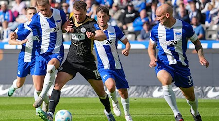 Toni Leistner (r) und Diego Demme (2.v.r.) sollen der jungen Hertha-Mannschaft Struktur verleihen. / Foto: Soeren Stache/dpa