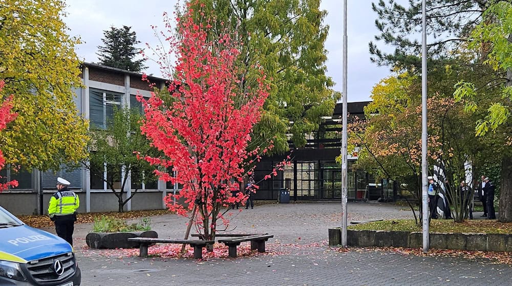 An einer Schule in Döbern ist die Polizei nach dem Fund einer Drohschrift vor Ort. (Symbolbild) / Foto: Andreas Rosar/dpa