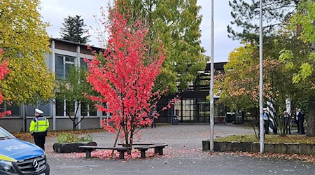 An einer Schule in Döbern ist die Polizei nach dem Fund einer Drohschrift vor Ort. (Symbolbild) / Foto: Andreas Rosar/dpa