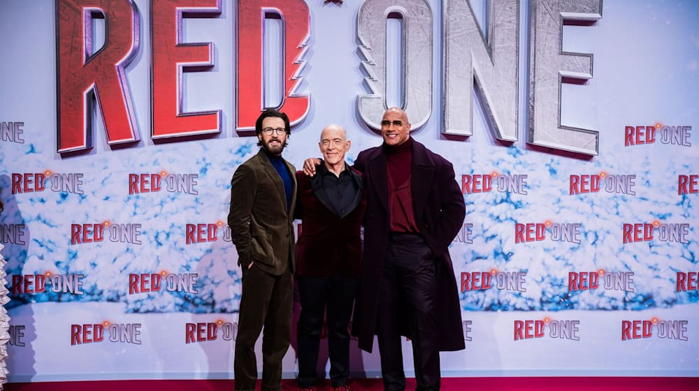 Chris Evans (l-r), J.K. Simmons und Dwayne Johnson auf dem Roten Teppich zur Weltpremiere des Films «Red One – Alarmstufe Weihnachten».  / Foto: Christoph Soeder/dpa