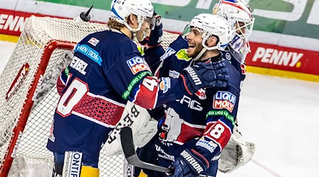 Geibel und Veilleux trafen im Achtelfinal-Rückspiel der CHL gegen Sheffield für die Eisbären. / Foto: Andreas Gora/dpa