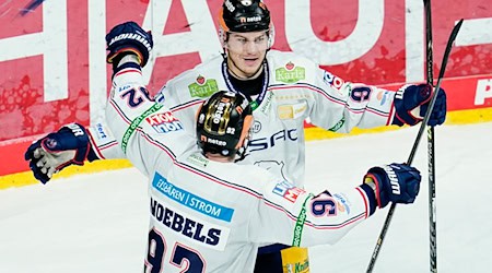 Die Nationalspieler Pföderl und Noebels trafen beim Sieg der Eisbären gegen Frankfurt. / Foto: Uwe Anspach/dpa