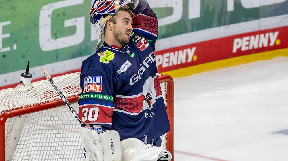 Goalie Jake Hildebrand verliert mit den Eisbären in Bremerhaven. / Foto: Andreas Gora/dpa