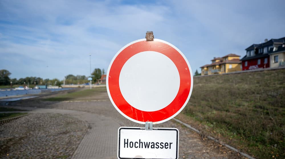 Das Sommer-Hochwasser von 2013 wurde für Regionen an der Elbe in der Prignitz 2013 gefährlich. Seit vielen Jahren wird aber der Schutz vor extrem hohen Wasserständen verstärkt. (Archivbild)  / Foto: Soeren Stache/dpa