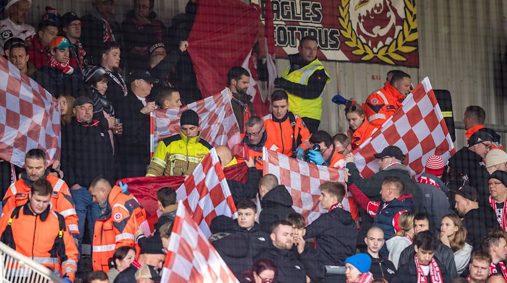 Beim Cottbus-Remis gab es einen Notfalleinsatz. / Foto: Frank Hammerschmidt/dpa