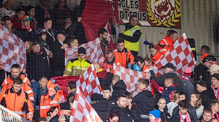 Beim Cottbus-Remis gab es einen Notfalleinsatz. / Foto: Frank Hammerschmidt/dpa