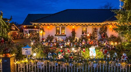 Der weihnachtlich geschmückte Garten von Gisela Liebsch und ihrem Mann Gerd Mörl. / Foto: Patrick Pleul/dpa