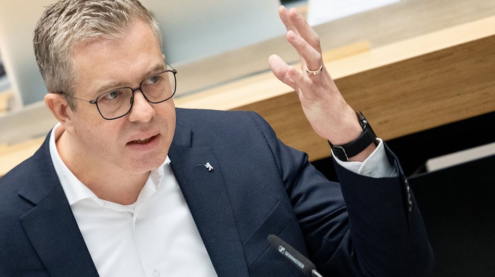 Finanzsenator Stefan Evers (CDU) verteidigte die Sparpläne der Regierungskoalition bei der Debatte im Landesparlament.  / Foto: Sebastian Christoph Gollnow/dpa