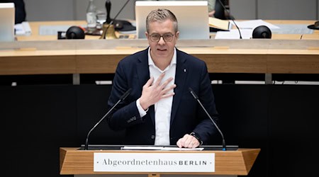 Finanzsenator Stefan Evers (CDU) sieht beim Thema Komische Oper noch viel Klärungsbedarf, bevor weitere Entscheidungen fallen.  / Foto: Sebastian Christoph Gollnow/dpa