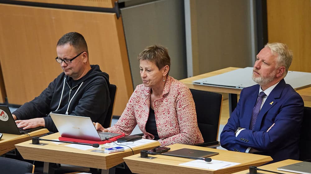 Klaus Lederer, Elke Breitenbach und Sebastian Scheel sind zwar aus der Linken ausgetreten, dürfen aber Teil der Fraktion bleiben. (Archivfoto) / Foto: Jörg Carstensen/dpa