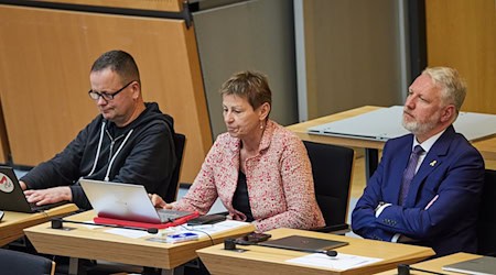 Klaus Lederer, Elke Breitenbach und Sebastian Scheel sind zwar aus der Linken ausgetreten, dürfen aber Teil der Fraktion bleiben. (Archivfoto) / Foto: Jörg Carstensen/dpa