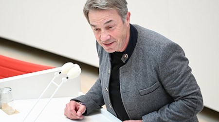 Der frühere Minister und SPD-Fraktionschef Günter Baaske will aus der SPD austreten. (Archivbild) / Foto: Jens Kalaene/dpa