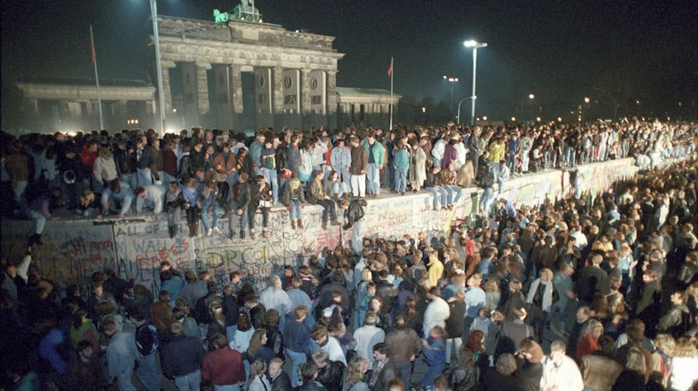 Tausende stürmten die Mauer am Brandenburger Tor. (Archivbild) / Foto: Peter Kneffel/dpa