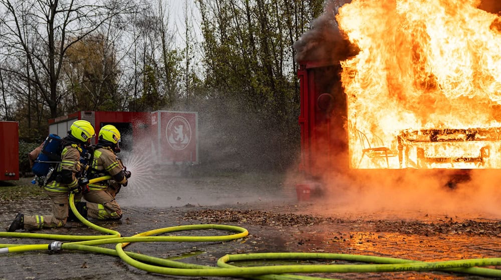 Die Berliner Feuerwehr demonstriert, mit welchen Vorsichtsmaßnahmen Menschen einen Brand verhindern können. / Foto: Hannes P. Albert/dpa