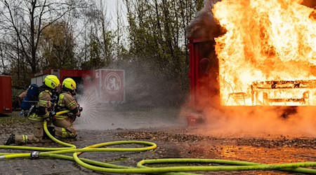 Die Berliner Feuerwehr demonstriert, mit welchen Vorsichtsmaßnahmen Menschen einen Brand verhindern können. / Foto: Hannes P. Albert/dpa