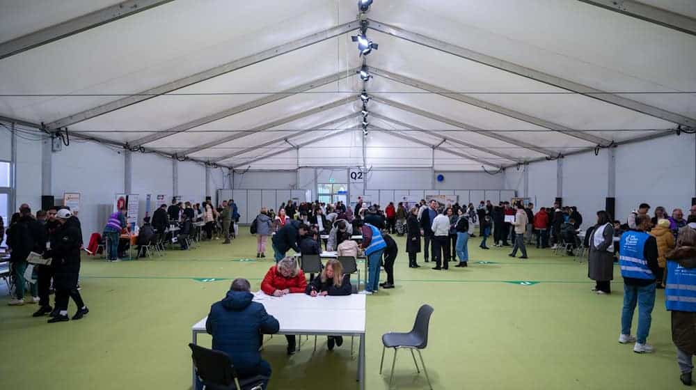 Geflüchtete suchen Arbeit - die Jobmesse bot ihnen Gelegenheit. / Foto: Christophe Gateau/dpa